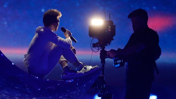 Nathan Trent auf der Bühne im Messezentrum von Kiew. © Eurovision.tv Foto: Andres Putting