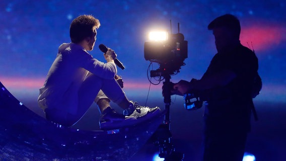 Nathan Trent auf der Bühne im Messezentrum von Kiew. © Eurovision.tv Foto: Andres Putting