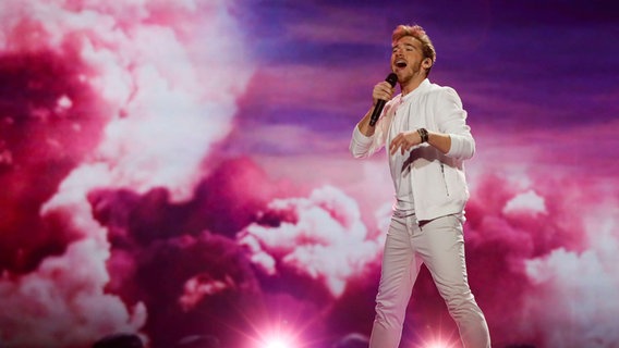 Nathan Trent auf der Bühne im Messezentrum von Kiew. © Eurovision.tv Foto: Andres Putting