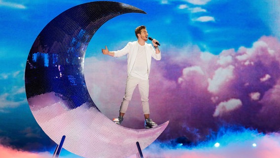 Nathan Trent steht in einem Sichelmond auf der Bühne im Messezentrum von Kiew. © Eurovision.tv Foto: Andres Putting