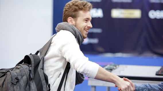 Nathan Trent kommt im Backstage-Bereich im Messezentrum von Kiew an. © Eurovision.tv Foto: Thomas Hanses