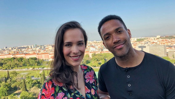 Alina Stiegler mit Österreichs ESC-Kandidaten Cesár Sampson.  