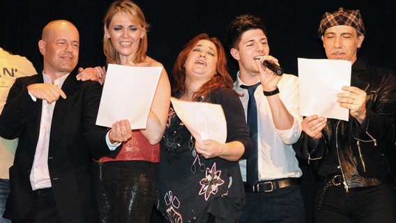 Ehemalige ESC-Teilnehmer, darunter Niamh Kavanagh (Mitte) beim Clubtreffen der OGAE Deutschland in München Ehemalige ESC-Teilnehmer, darunter Niamh Kavanagh (Mitte) beim Clubtreffen der OGAE Deutschland in München © NDR Foto: Patricia Batlle
