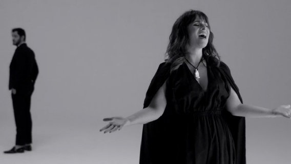 Trijntje Oosterhuis im Video zu "Walk Along"  