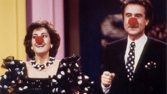 Die Sängerin und Moderatorin Paola und Ehemann Kurt Felix mit Clown-Nasen beim Moderieren der Sendung "Verstehen Sie Spaß?" 1989 © ARD 