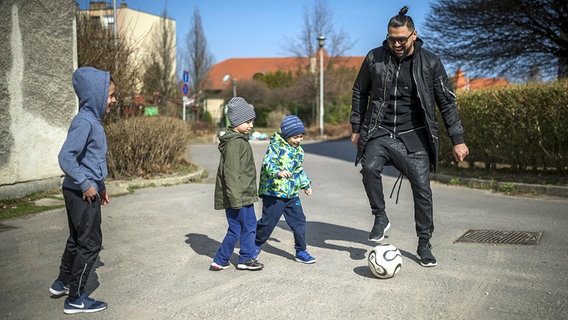 Joci Pápai, Ungarns ESC-Kandidat 2017, spielt mit Kids Fußball. © MTVA / Bekes Borbála 