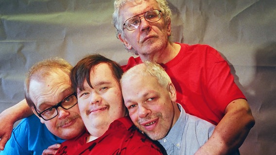 Pertti Kurikka (hintere Reihe), Sami Helle, Toni Välitalo und Kari Aalto (vordere Reihe von links) von der finnischen Band Pertti Kurikan Nimipäivät. © Pertti Kurikan Nimipäivät Foto: Kalle Pajamaa