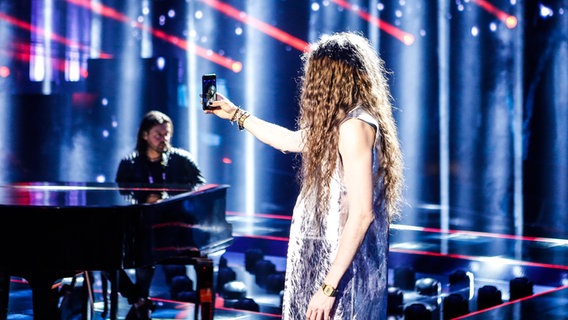 Michał Szpak macht ein Selfie bei der ersten Probe. © eurovision.tv Foto: Thomas Hanses (EBU)