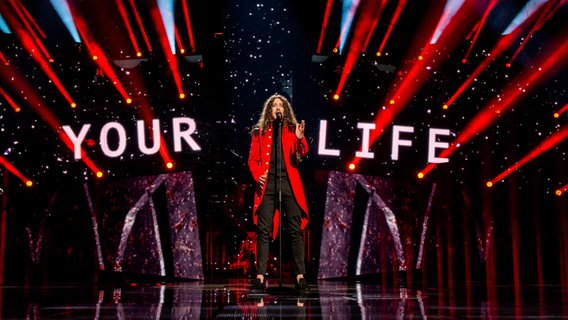 Michal Szpak steht am Mikrophon und singt. © eurovision.tv Foto: Anna Velikova (EBU)