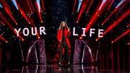 Michal Szpak steht am Mikrophon und singt. © eurovision.tv Foto: Anna Velikova (EBU)