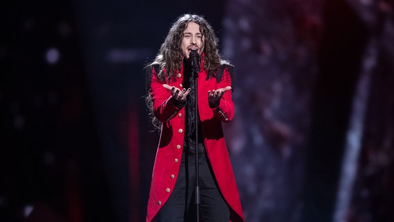 Michal Szpak aus Polen auf der Bühne. © NDR/Rolf Klatt Foto: Rolf Klatt