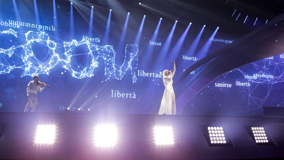 Kasia Moś bei der Probe mit Geiger auf der Bühne in Kiew. © Eurovision.tv Foto: Thomas Hanses