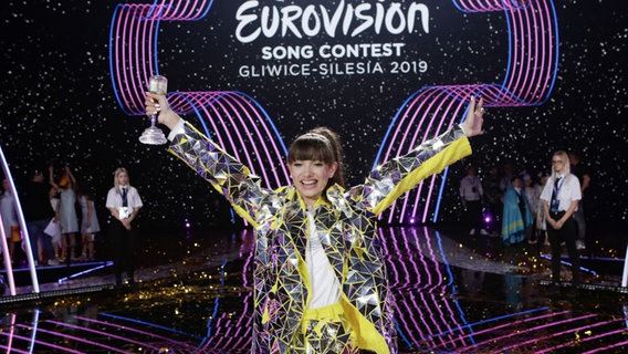Viki Gabor aus Polen mit der Siegertrophäe des Junior Eurovision Song Contest 2019.  Foto: Thomas Hanses