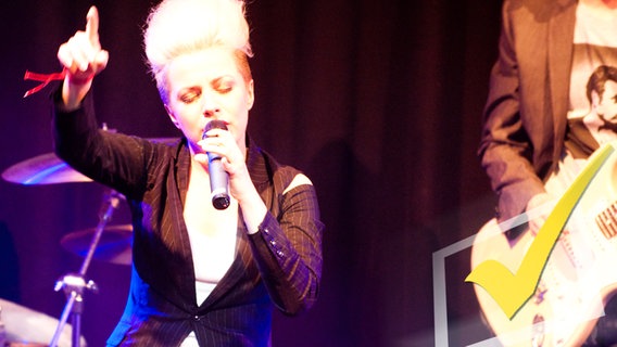 Poli Genova singt in Düsseldorf für Bulgarien den Song "Na Inat"  Foto: Patricia Batlle