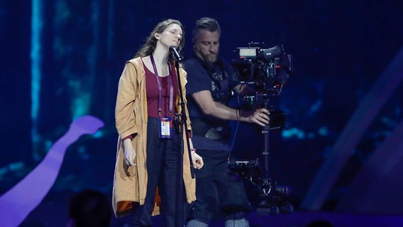 Luísa Sobral springt für ihren Bruder Salvador bei der ersten Probe in Kiew ein. © Eurovision.tv Foto: Andreas Putting