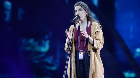 Luísa Sobral springt für ihren Bruder Salvador bei der ersten Probe in Kiew ein. © Eurovision.tv Foto: Andreas Putting