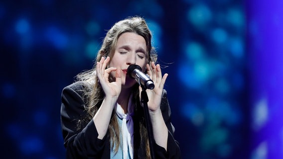 Luísa Sobral springt für ihren Bruder Salvador bei den Proben ein. © Eurovision.tv Foto: Andres Putting