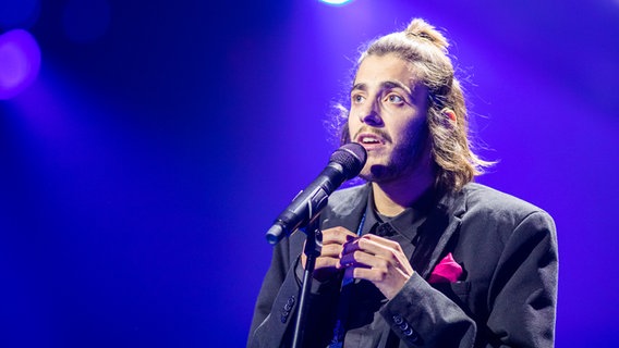 Salvador Sobral singt "Amar Pelos Dois" auf der ESC-Bühne in Kiew. © Rolf Klatt Foto: Rolf Klatt