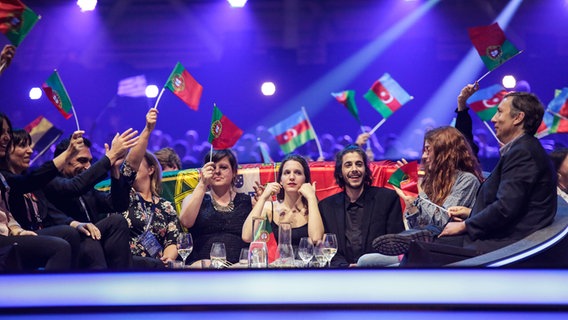 Salvador Sobral und sein Team beim Halbfinale im Greenroom. © Eurovision.tv Foto: Thomas Hanses