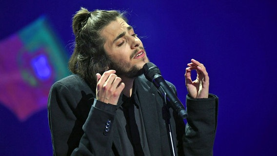 Der Portugiese Salvador Sobral bei seinem Auftritt im ESC-Finale von Kiew. © dpa Bildfunk Foto: Julian Stratenschulte