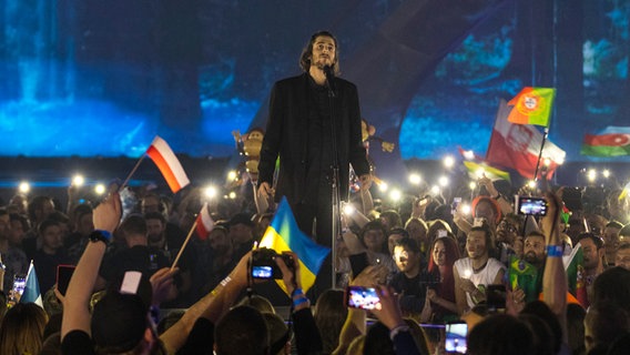 Salvador Sobral auf der Bühne beim Finale © NDR / Rolf Klatt Foto: Rolf Klatt