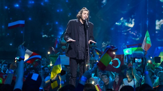 Salvador Sobral auf der Bühne beim Finale Salvador Sobral auf der Bühne beim Finale © NDR / Rolf Klatt Foto: Rolf Klatt