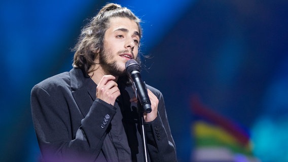 Salvador Sobral auf der Bühne beim Finale Salvador Sobral auf der Bühne beim Finale © NDR / Rolf Klatt Foto: Rolf Klatt