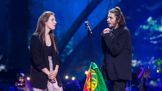 Salvador Sobral mit seiner Schwester auf der auf der Bühne beim Finale in Kiew. © NDR / Rolf Klatt Foto: Rolf Klatt