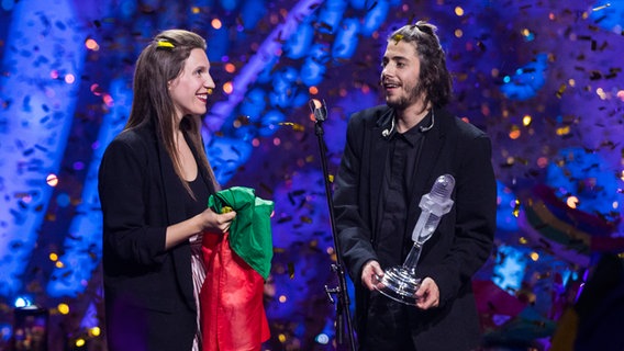 Salvador Sobral mit seiner Schwester auf der auf der Bühne beim Finale in Kiew. © NDR / Rolf Klatt Foto: Rolf Klatt