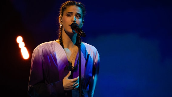 Die Sängerin Maro auf der ESC-Bühne in Turin. © EBU Foto: Corinne Cumming