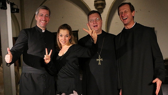 Die Gruppe "Die Priester" mit Sopranistin Mojca Erdmann. © NDR Foto: Rolf Klatt