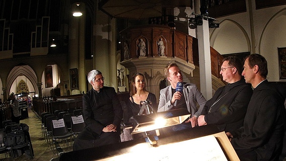 Die Musiker Andreas Schätzle, Mojca Erdmann, eurovision.de Reporter Sascha Sommer, Rhabanus Petri und Vianney Meister (v.l.). © NDR Foto: Rolf Klatt