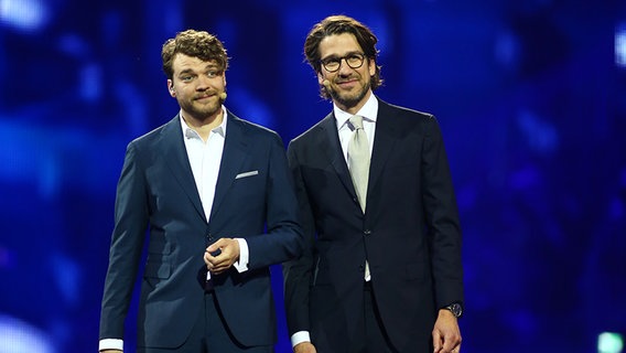 Pilou Asbæk und Nikolaj Koppel proben ihre Moderation für das 1. ESC-Halbfinale. © NDR / Rolf Klatt Foto: Rolf Klatt