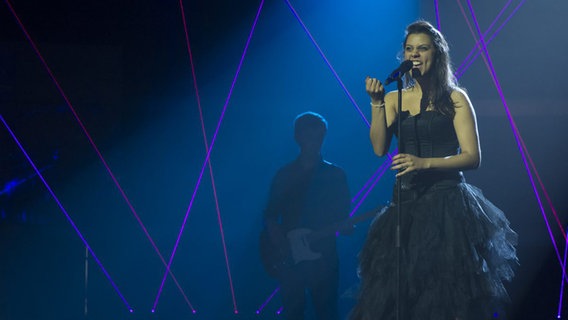 Die Schweizer ESC-Teilnehmerin 2015 Mélanie René auf der Bühne © RTS 