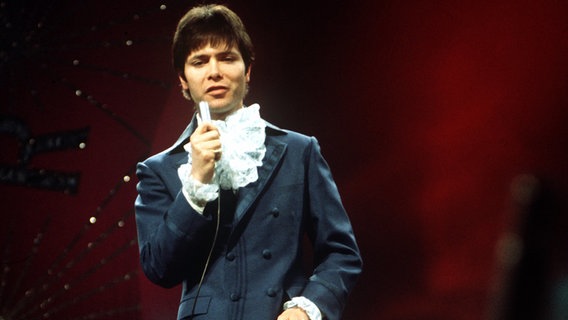 Cliff Richard tritt am 6. April 1968 beim Eurovision Song Contest in London auf. © Picture-Alliance / dpa 