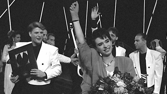 Die jugoslawische Gruppe Riva während der Siegerehrung beim Grand Prix d'Eurovision de la Chanson am 06.05.1989 in Lausanne. © picture alliance/dpa 