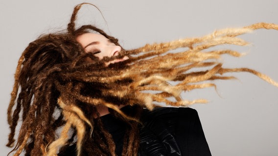 Markenzeichen von Rona Nishliu sind ihre langen Dreadlocks.  Foto: Fadil Berisha