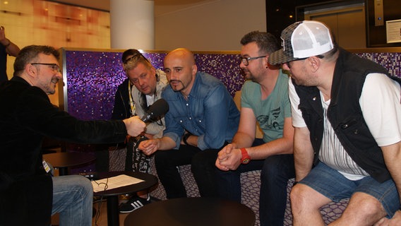 Die rumänische Band Voltaj beim Interview mit Irving Wolther.  