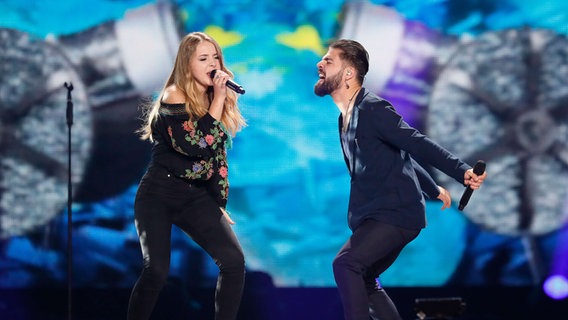 Ilinca singt mit Alex Florea  "Yodel It!" auf der Bühne im Messezentrum in Kiew. © Eurovision.tv Foto: Andres Putting