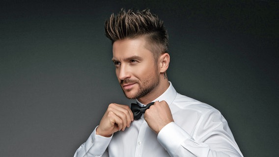 Der russische ESC-Teilnehmer Sergey Lazarev hält seine Hände an eine Fliege. Der russische ESC-Teilnehmer Sergey Lazarev hält seine Hände an eine Fliege. © Daniil Velichko Foto: Daniil Velichko