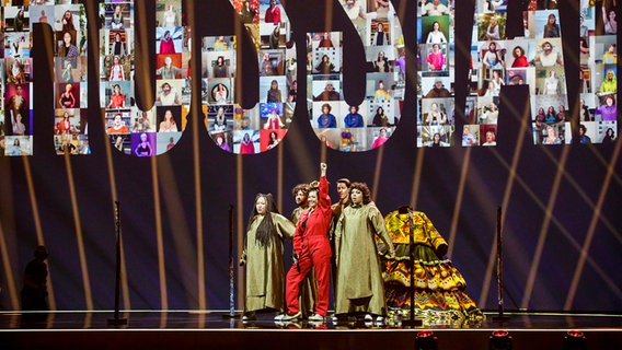 Die russische ESC-Kandidatin Manizha auf der Bühne in Rotterdam. © EBU Foto: Thomas Hanses