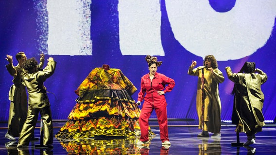 Die Sängerin Manizha	 auf der ESC-Bühne in Rotterdam beim ersten Halbfinale. © eurovision.tv Foto: Thomas Hanses