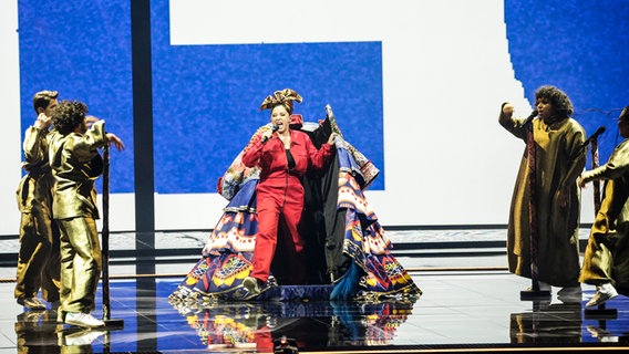 Die Sängerin Manizha auf der Bühne vom ESC © EBU Foto: Thomas Hanses