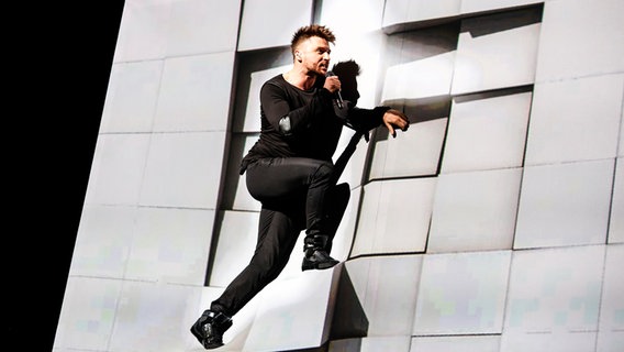 Sergey Lazarev steigt in eine stilisierte Steinwand. © eurovision.tv Foto: Thomas Hanses