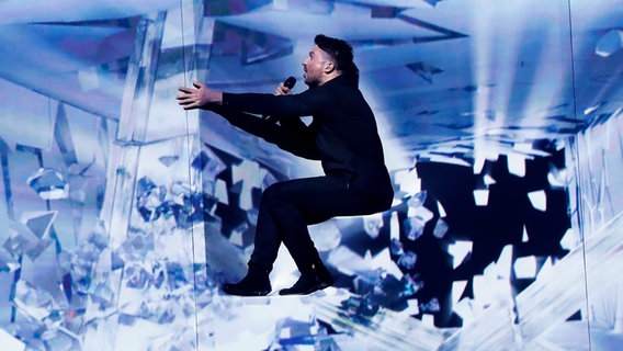 Sergey steigt in eine virtuelle Wand aus Eis. © eurovision.tv Foto: Andres Putting (EBU)