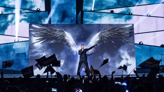 Der Russe Sergey Lazarev steht auf der Bühne in der Stockholmer Globen Arena © NDR Foto: Rolf Klatt