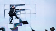 Der Russe Sergey Lazarev steigt in seinem Bühnenbild auf weiße Quader © NDR Foto: Rolf Klatt