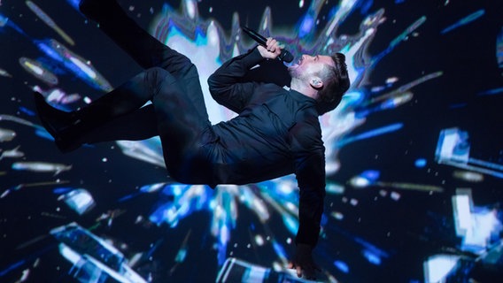 In einer Animation schwebt der Russe Sergey Lazarev über die Bühne. © NDR Foto: Rolf Klatt