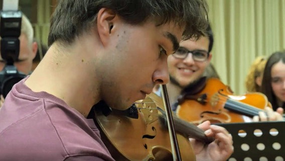 Alexander Rybak spielt Geige in der Metropolitana Music Academy in Lissabon. © NDR 