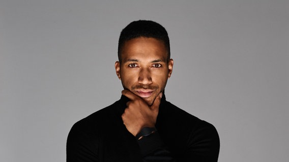 Cesár Sampson vertritt Österreich beim Eurovision Song Contest 2018 in Lissabon. © dpa Foto: Mahir Jahmal